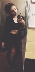 Willow Shields taking a selfie