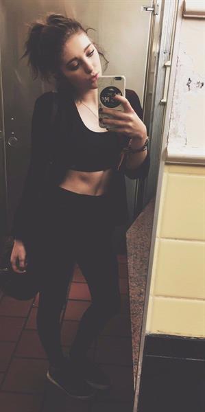 Willow Shields taking a selfie