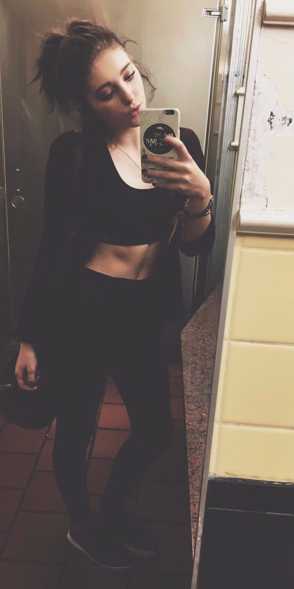 Willow Shields taking a selfie