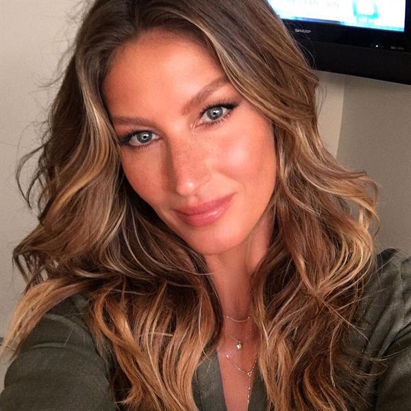 Gisele Bündchen taking a selfie