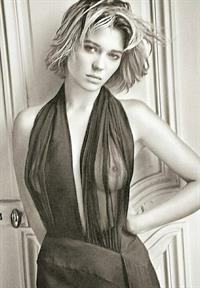 Léa Seydoux - breasts