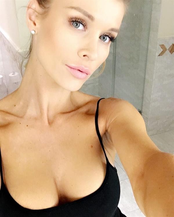 Joanna Krupa taking a selfie