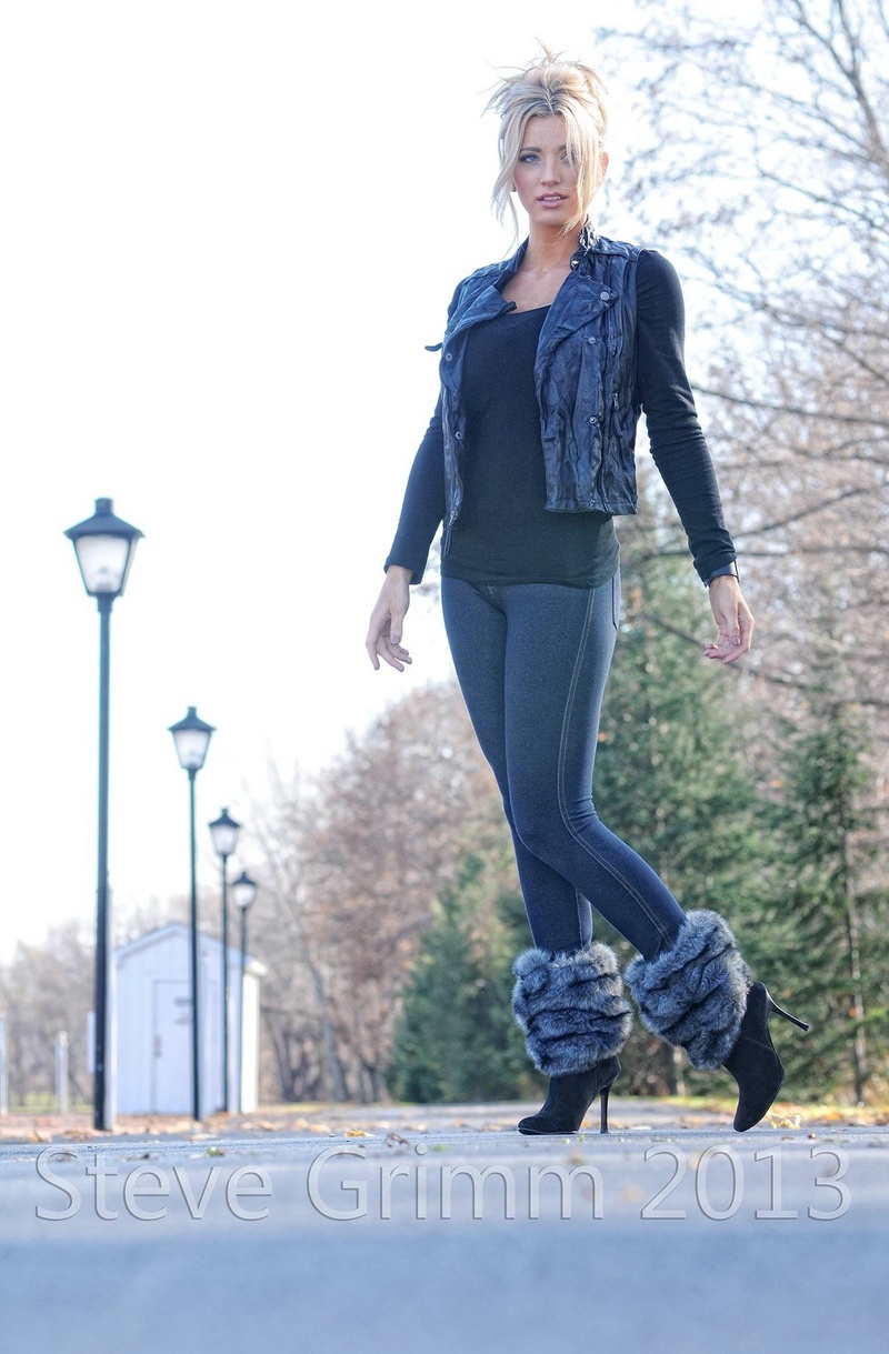 Olivia Paige in Tight Jeans