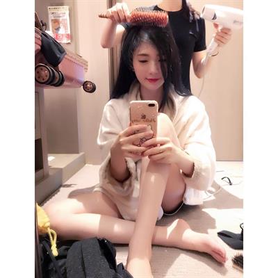 vivian19941008 taking a selfie