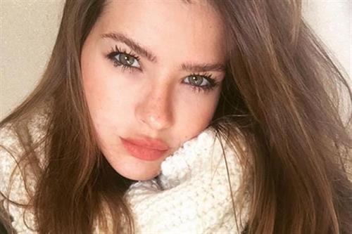 María Eugenia Suárez taking a selfie