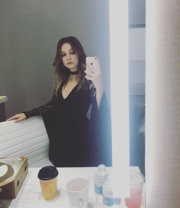 Billie Lourd taking a selfie