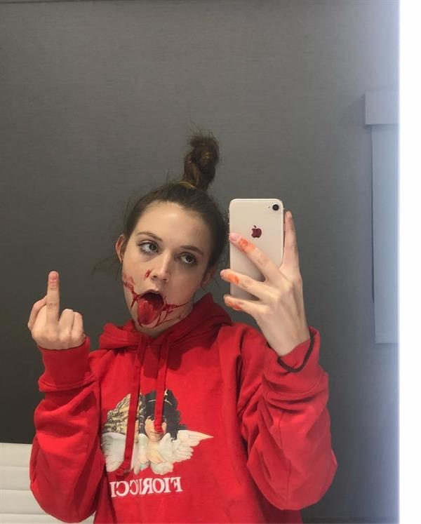 Billie Lourd taking a selfie