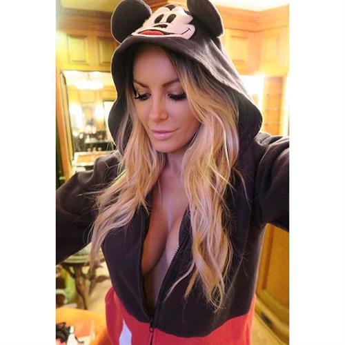 Crystal Harris taking a selfie