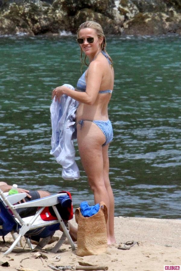 Reese Witherspoon in a bikini - ass