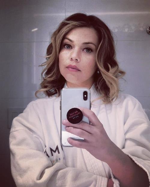 Lauren Sivan taking a selfie