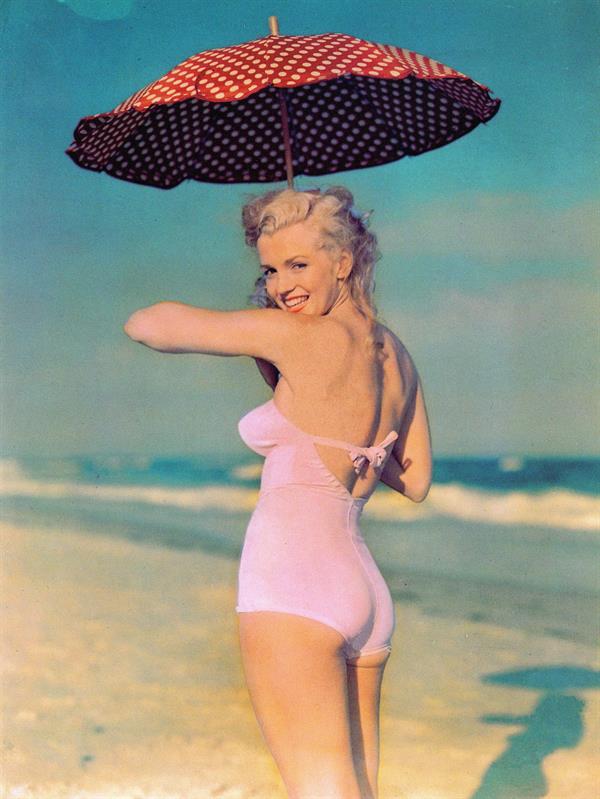 Marilyn Monroe in a bikini - ass