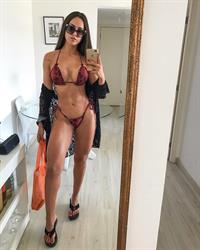 Dai Macedo in a bikini taking a selfie