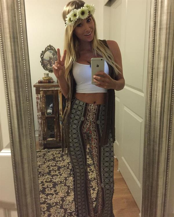 Sara Jean Underwood taking a selfie