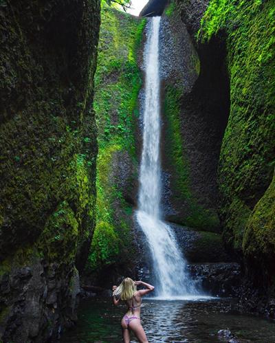 Sara Jean Underwood in a bikini - ass