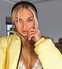 Hannah Perera taking a selfie