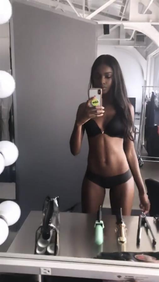 Leomie Anderson in lingerie taking a selfie