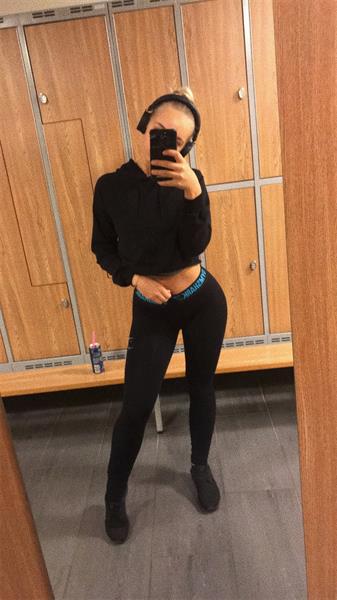 stina jonsson taking a selfie