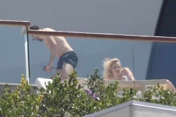 Pamela Anderson nip slip in a sexy bikini seen by paparazzi.









