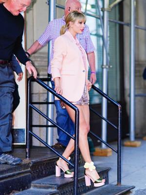 Taylor Swift sexy legs in a short skirt seen by paparazzi.


