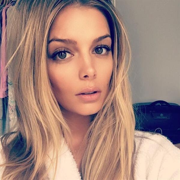 Danielle Knudson taking a selfie