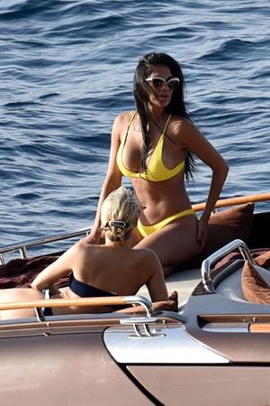 Nicole Scherzinger in a sexy bikini on a boat in Capri showing her ass and nice cleavage seen by paparazzi.












