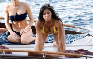 Nicole Scherzinger in a sexy bikini on a boat in Capri showing her ass and nice cleavage seen by paparazzi.












