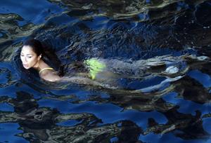 Nicole Scherzinger in a sexy bikini on a boat in Capri showing her ass and nice cleavage seen by paparazzi.












