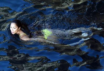 Nicole Scherzinger in a sexy bikini on a boat in Capri showing her ass and nice cleavage seen by paparazzi.













