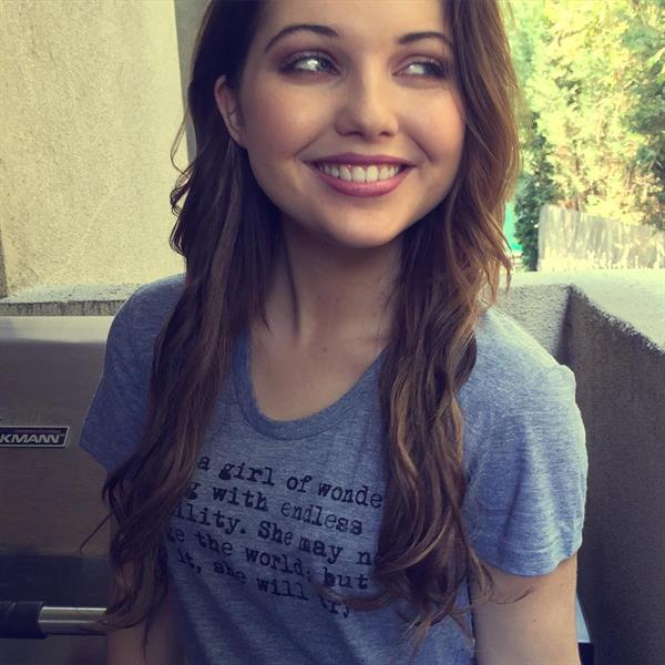 Sammi Hanratty taking a selfie