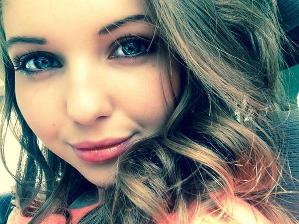 Sammi Hanratty taking a selfie