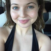 Sammi Hanratty taking a selfie