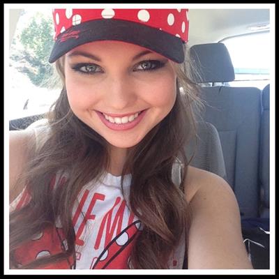 Sammi Hanratty taking a selfie