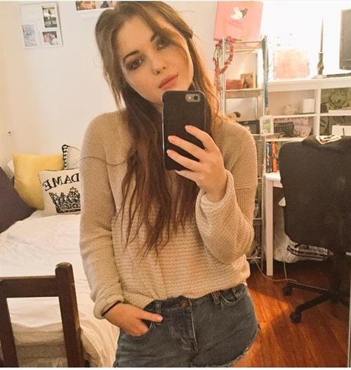 Sammi Hanratty taking a selfie