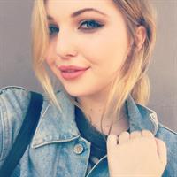 Sammi Hanratty taking a selfie