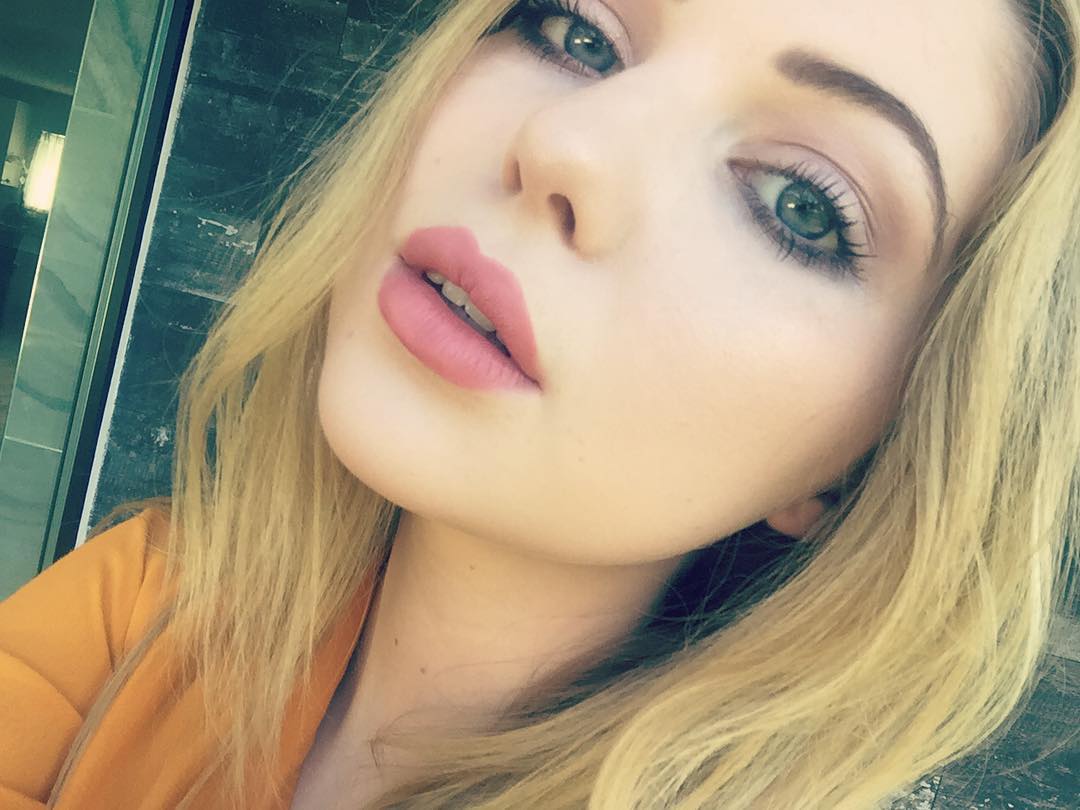 Sammi Hanratty taking a selfie