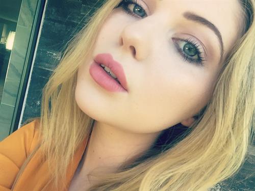 Sammi Hanratty taking a selfie