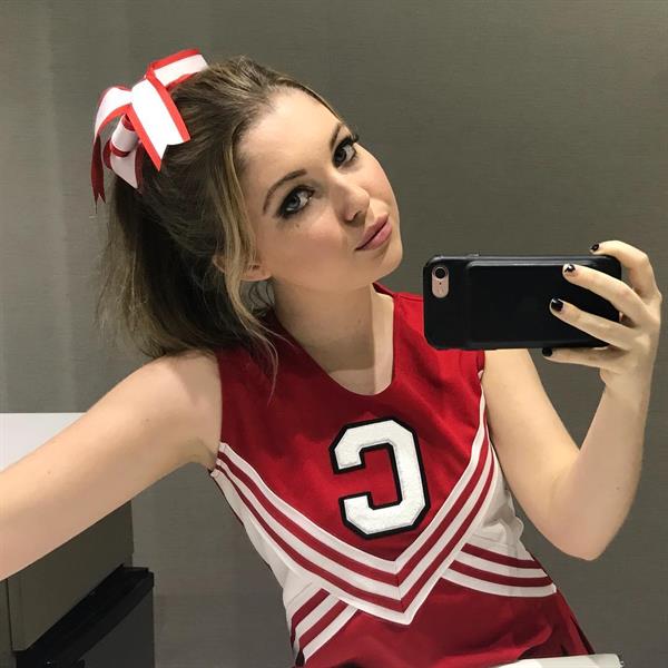 Sammi Hanratty taking a selfie