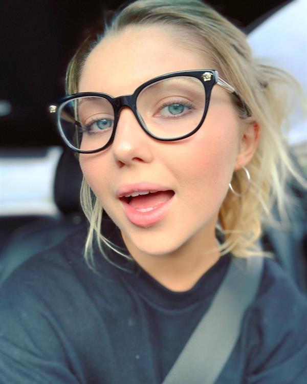 Sammi Hanratty taking a selfie