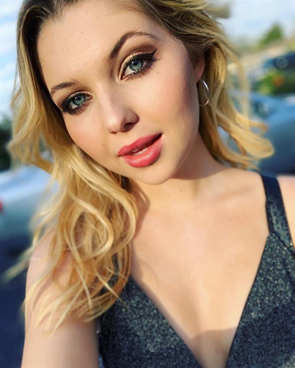 Sammi Hanratty taking a selfie