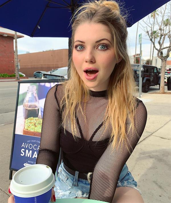 Sammi Hanratty taking a selfie