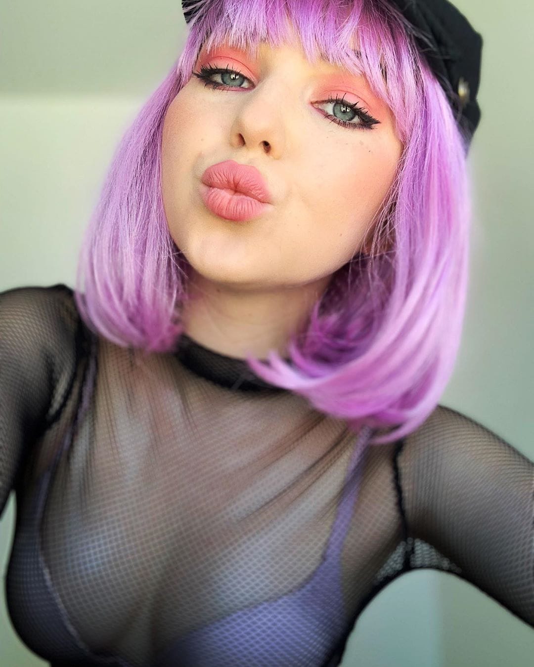 Sammi Hanratty taking a selfie