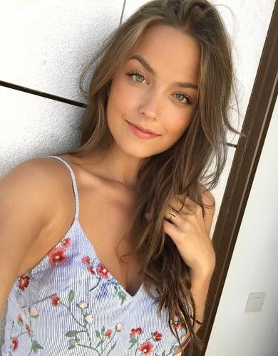 Steph Currie taking a selfie