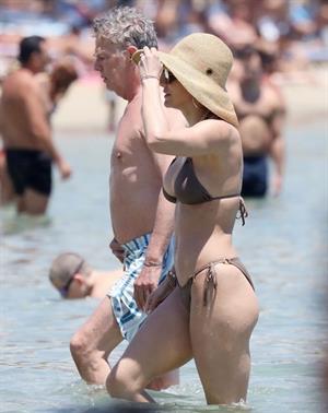 Katharine McPhee sexy bikini photos showing her boobs and ass seen by paparazzi.



