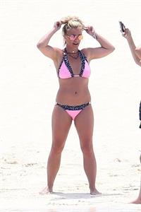 Britney Spears in a sexy bikini on the beach seen by paparazzi.




