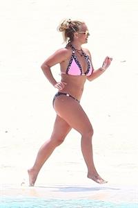 Britney Spears in a sexy bikini on the beach seen by paparazzi.




