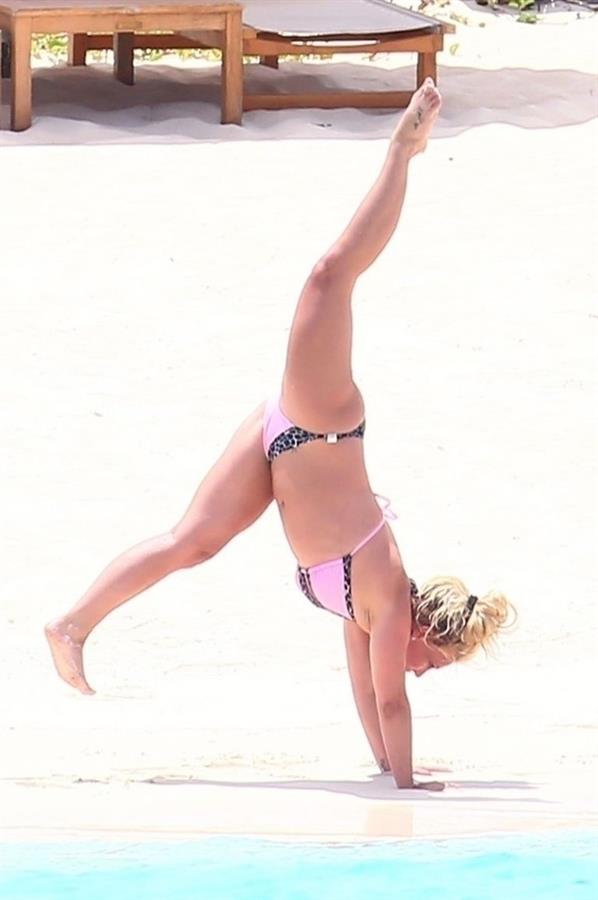Britney Spears in a sexy bikini on the beach seen by paparazzi.




