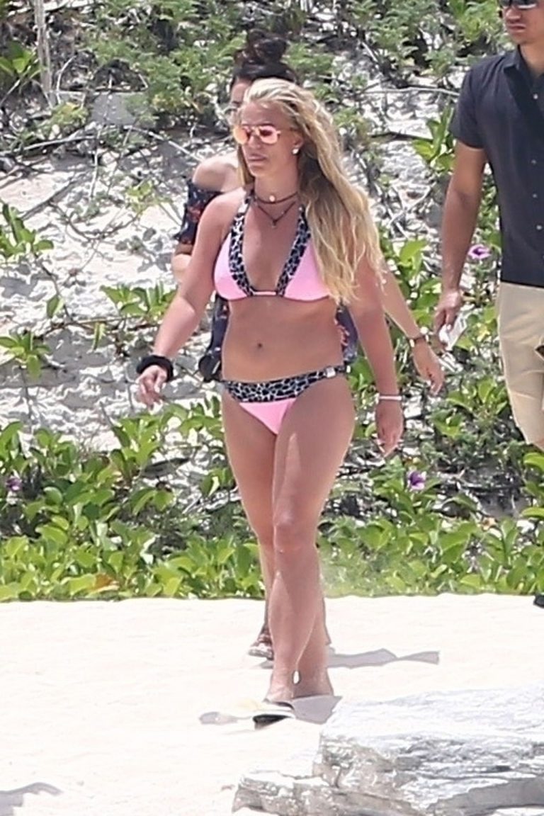 Britney Spears in a sexy bikini on the beach seen by paparazzi.




