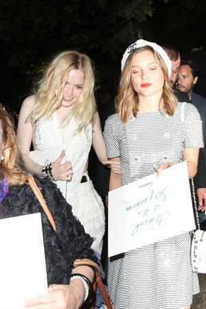 Ellie Bamber braless boobs while wearing basically a scarf as a top showing side boob cleavage.








