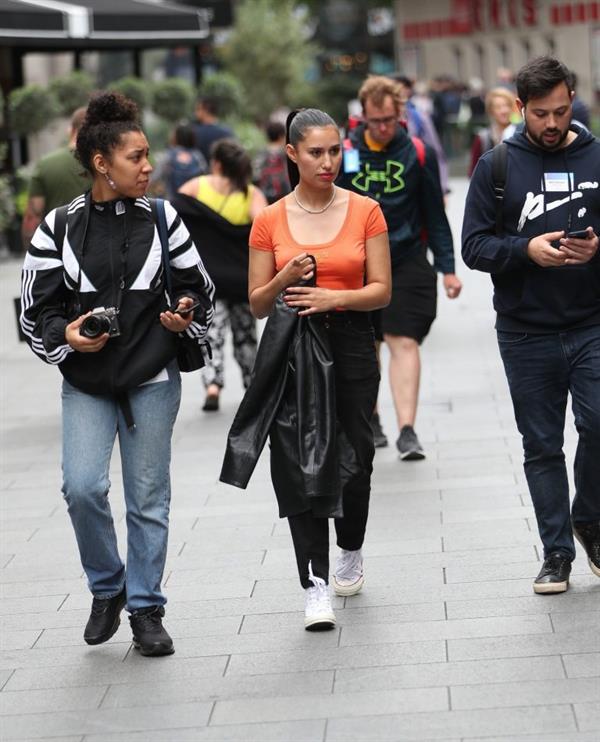 Raye braless tits pokies seen by paparazzi.










