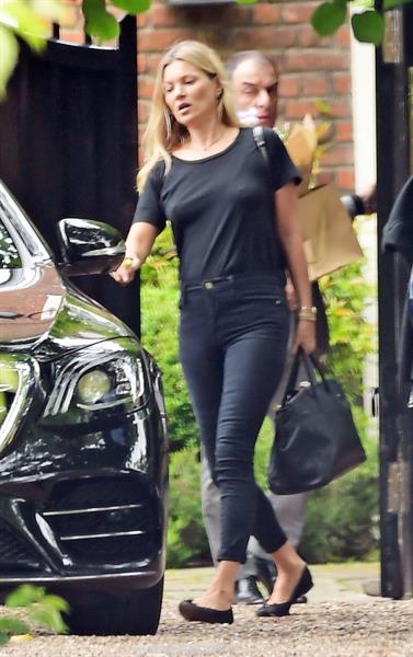 Kate Moss braless tits pokies seen by paparazzi.













